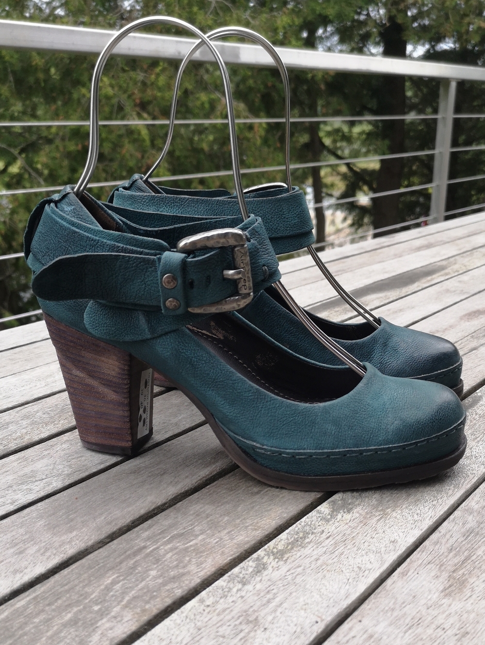 Venezia Air Step teal leather heels w buckled strap